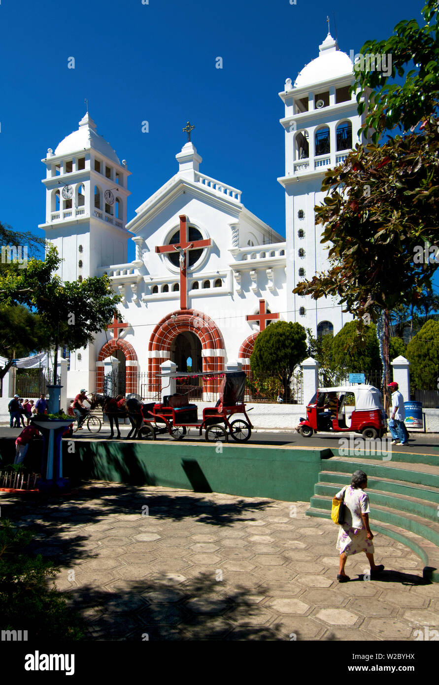 Juayua, El Salvador, Iglesia Santa Lucia, Chiesa del Cristo Nero di Juayua, percorso di fiori, Ruta de Las Flores, Dipartimento di Sonsonate Foto Stock