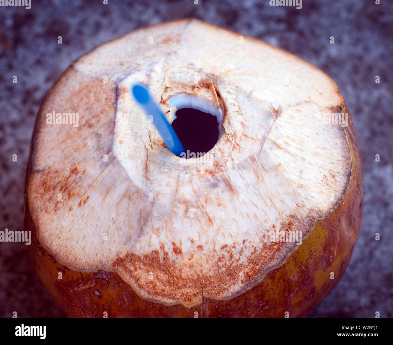 Juayua, El Salvador, noce di cocco, Drink di noce di cocco, mercato via di fiori, Ruta de Las Flores, popolare cittadina turistica, Dipartimento di Sonsonate Foto Stock