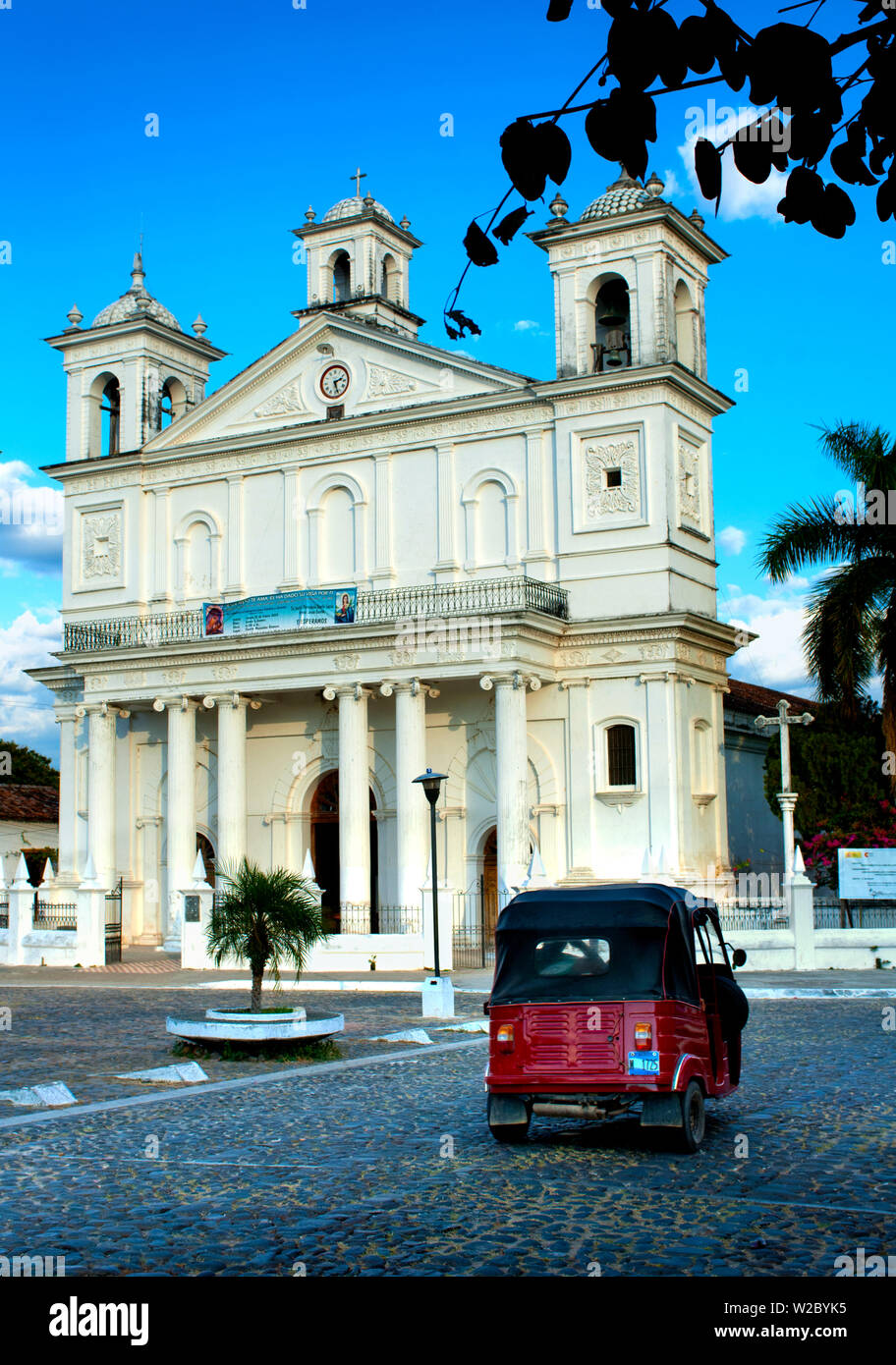 Suchitoto, El Salvador, Santa Lucia Cattedrale, il miglior esempio di architettura Post-Colonial in El Salvador, Main Plaza, le strade di ciottoli Three-Wheeled taxi, la storica città coloniale, artista Haven, Dipartimento di Cuscatlan Foto Stock