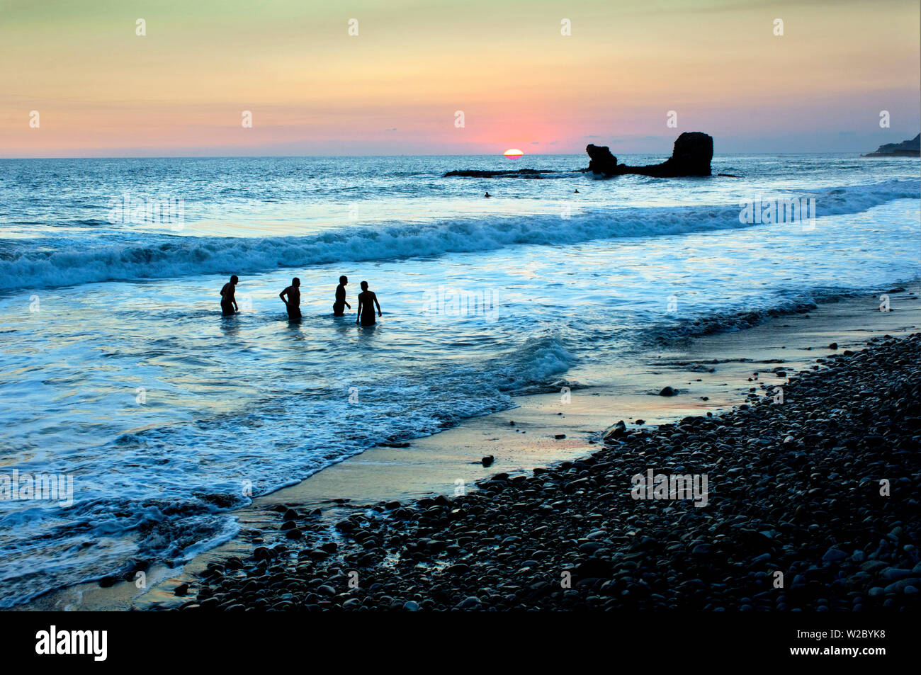 Playa El Tunco, El Salvador, Pacific Ocean Beach, popolare tra i surfisti, grandi onde, chiamato dopo la formazione di roccia, Tunco si traduce per il maiale o suina, la roccia assomiglia a quella di un maiale galleggiante sul suo retro, Tramonto Foto Stock