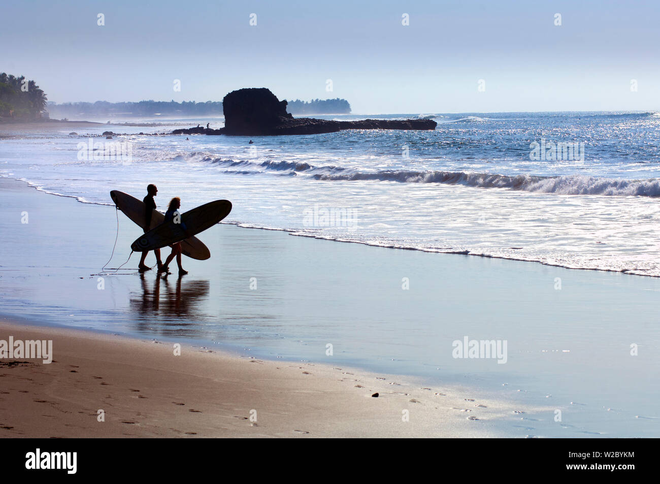 Playa El Tunco, El Salvador, Pacific Ocean Beach, popolare tra i surfisti, grandi onde, chiamato dopo la formazione di roccia Foto Stock