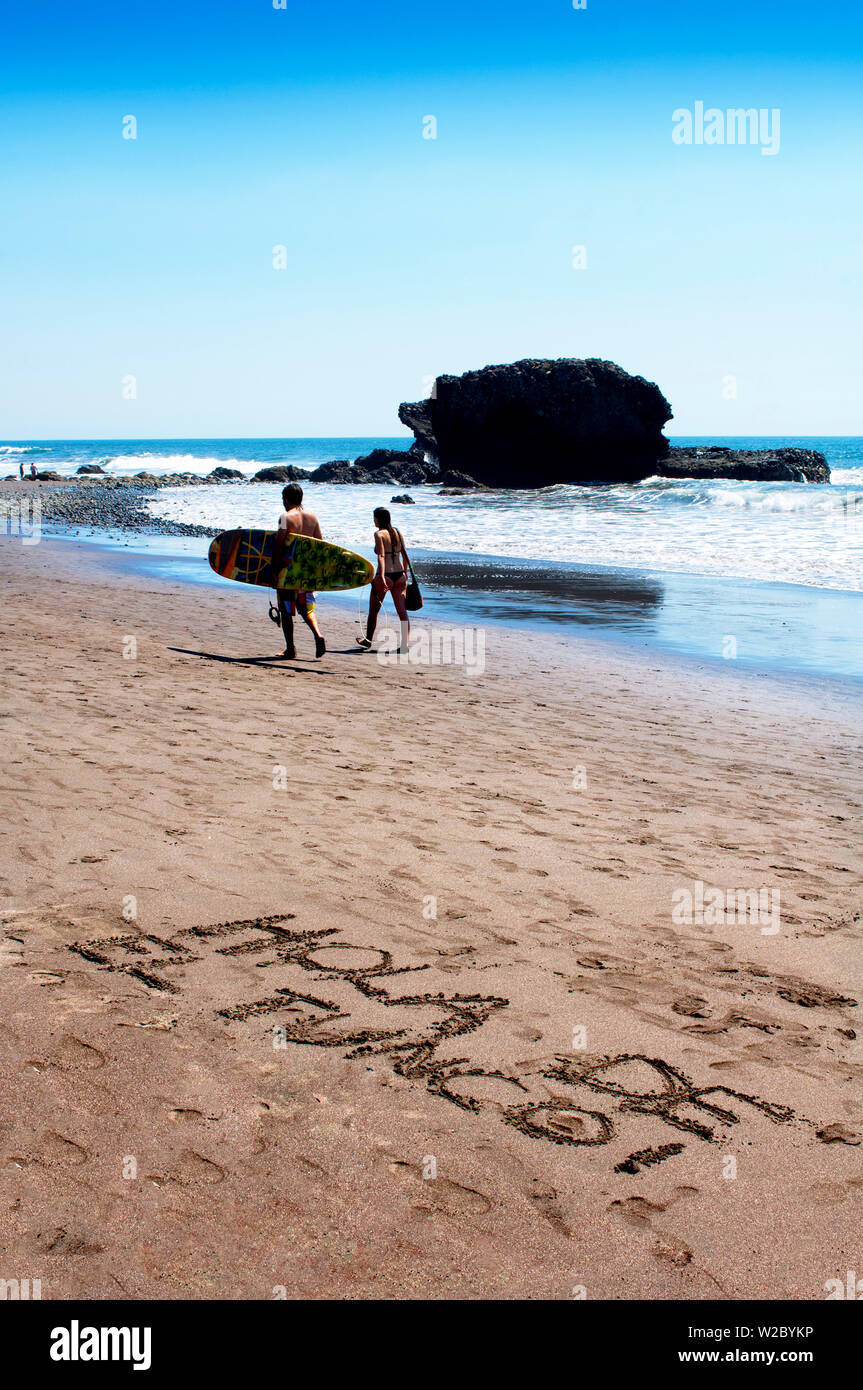Playa El Tunco, El Salvador, Pacific Ocean Beach, popolare tra i surfisti, grandi onde, chiamato dopo la formazione di roccia, Tunco si traduce per il maiale o suina, la roccia assomiglia a quella di un maiale galleggiante sulla sua schiena Foto Stock