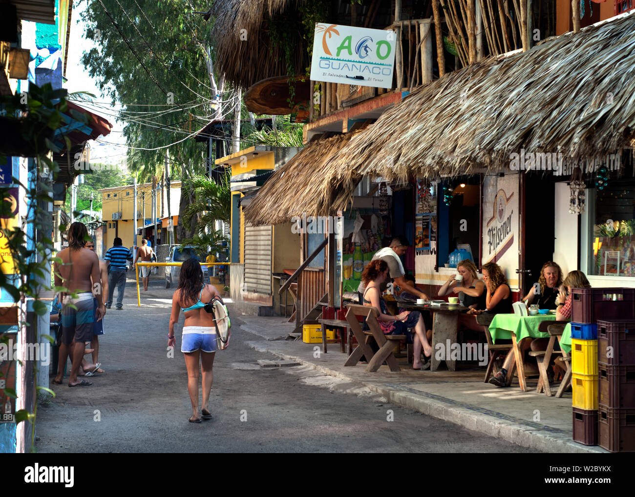 Playa El Tunco, El Salvador, Downtown Dining, Pacific Ocean Beach Resort, popolare tra i surfisti Foto Stock