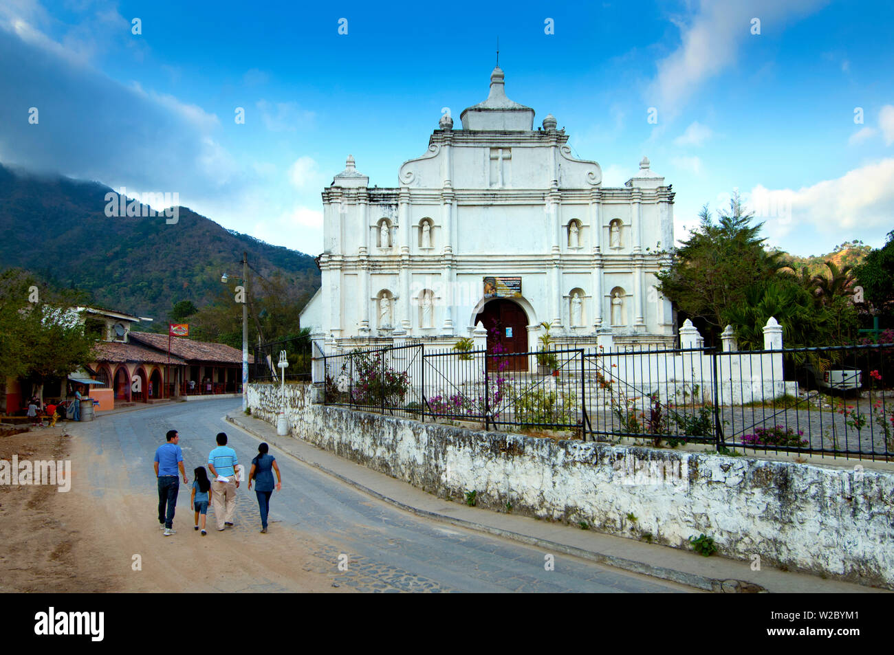 Panchimalco, El Salvador, Iglesia Santa Cruz de Roma, ' Santa Croce di Roma", il più antico sopravvissuto struttura coloniale in El Salvador, XVIII secolo,villaggio conosciuto per il suo popolo indigeno, Dipartimento di San Salvador Foto Stock