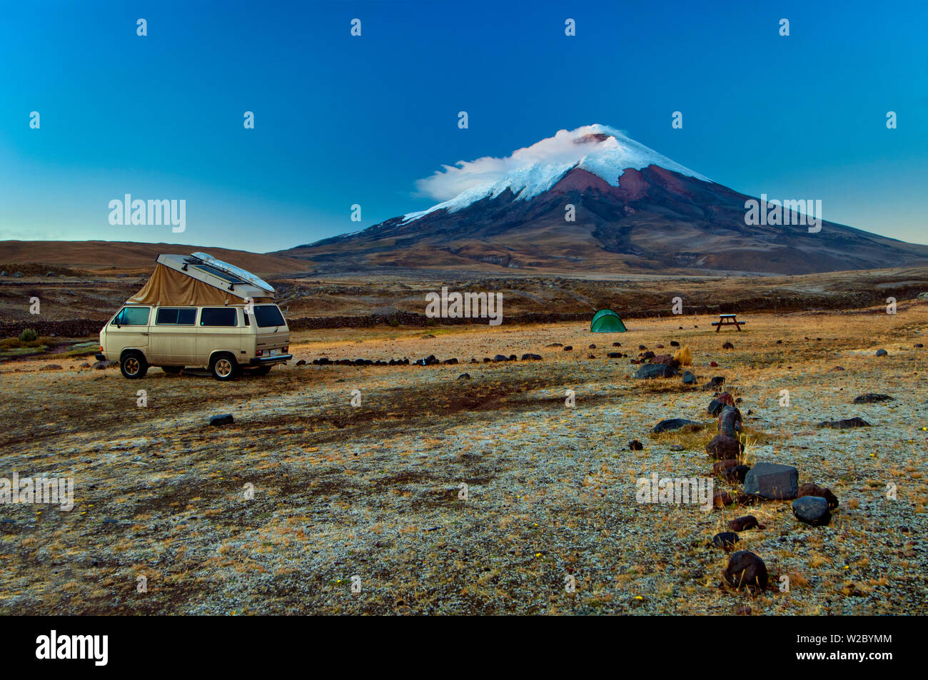 Parco Nazionale di Cotopaxi, Snow-Capped vulcano Cotopaxi, uno dei più alti vulcani attivi, Volkswagon Bus, campeggio, l'altitudine di 12.000 piedi, provincia di Cotopaxi, Ecuador Foto Stock