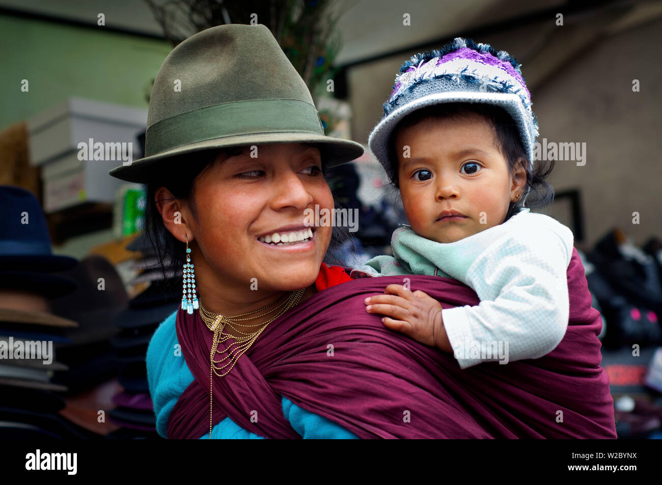 Mercato di Saquisili, Quechuan Madre con bambino Shopping nel mercato Saquisili, provincia di Cotopaxi, Ecuador, Quechua è una lingua parlata dai Paesi Andini nativo americano, è stata la lingua ufficiale dell'impero Inca, Andino nativo americana Foto Stock