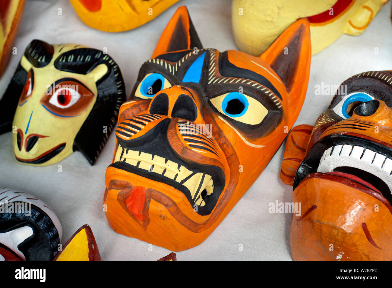 Mercato di Saquisili, animali in legno Maks per la vendita, lana, Saquisili, provincia di Cotopaxi, Ecuador Foto Stock