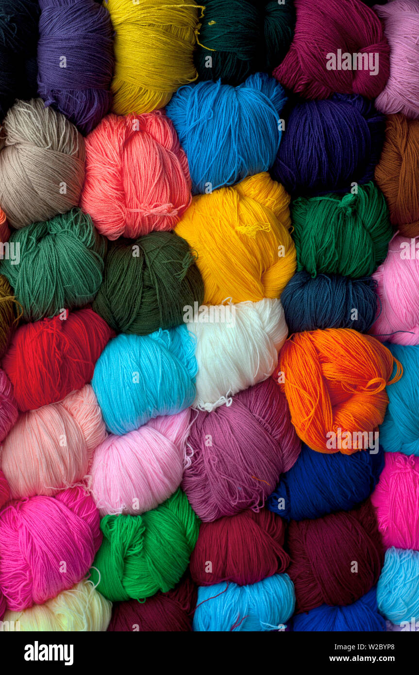 Mercato di Saquisili, sfere di filati tinti per la vendita, lana, Saquisili, provincia di Cotopaxi, Ecuador Foto Stock