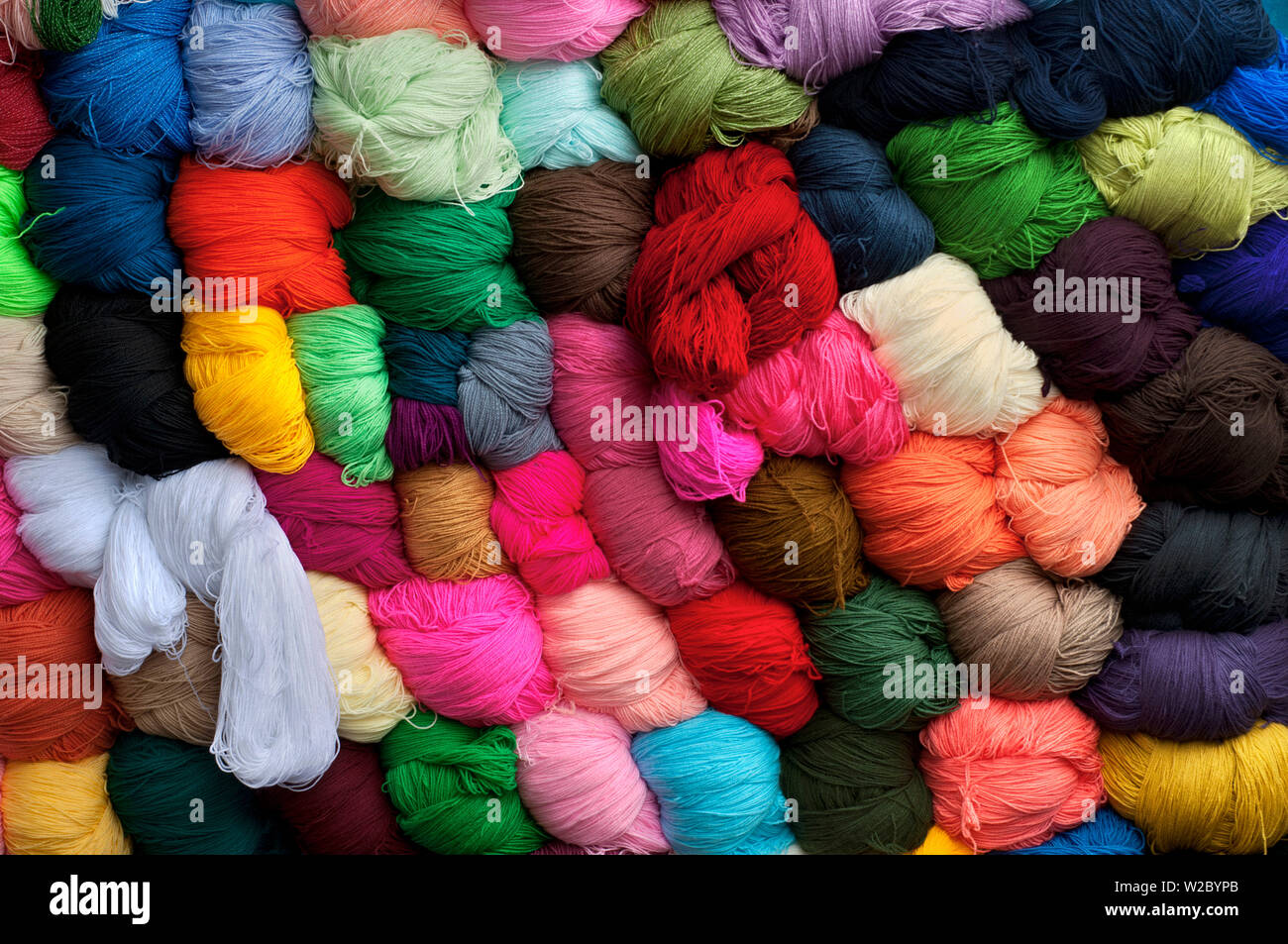 Mercato di Saquisili, sfere di filati tinti per la vendita, lana, Saquisili, provincia di Cotopaxi, Ecuador Foto Stock
