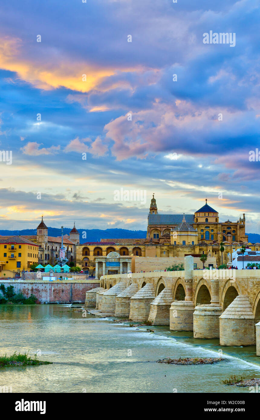 Spagna, Andalusia in provincia di Cordoba, Cordoba, Ponte romano (Puente Romano) oltre il Fiume Guadalquivir e Mezquita (Mosqueâ€"cattedrale di Cordoba, Sito Patrimonio Mondiale dell'UNESCO) Foto Stock