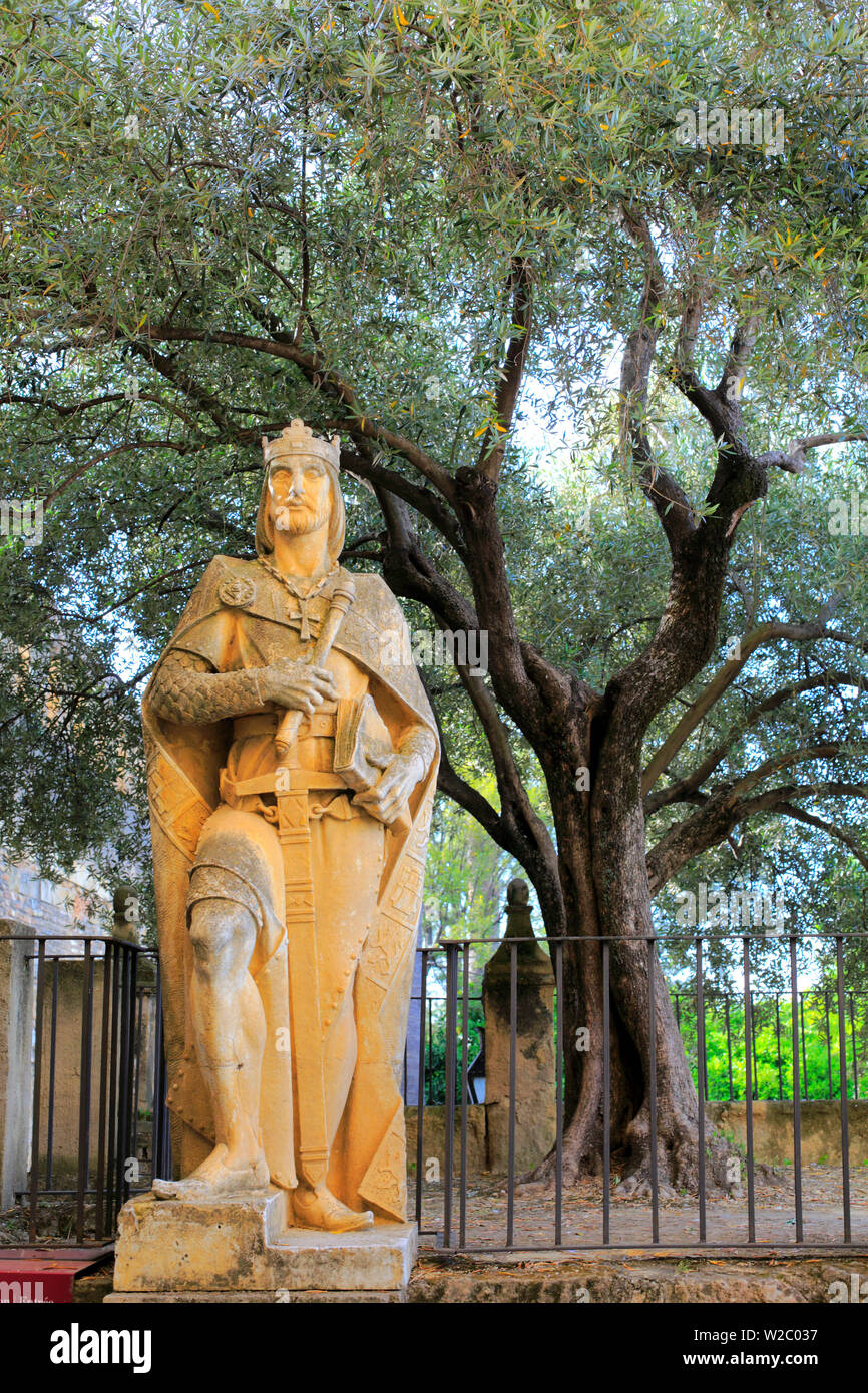 Statua di re Alfonso X all'entrata di Alcazar dei Re Cristiani (Alcazar de los Reyes Cristianos), Cordoba, Andalusia, Spagna Foto Stock