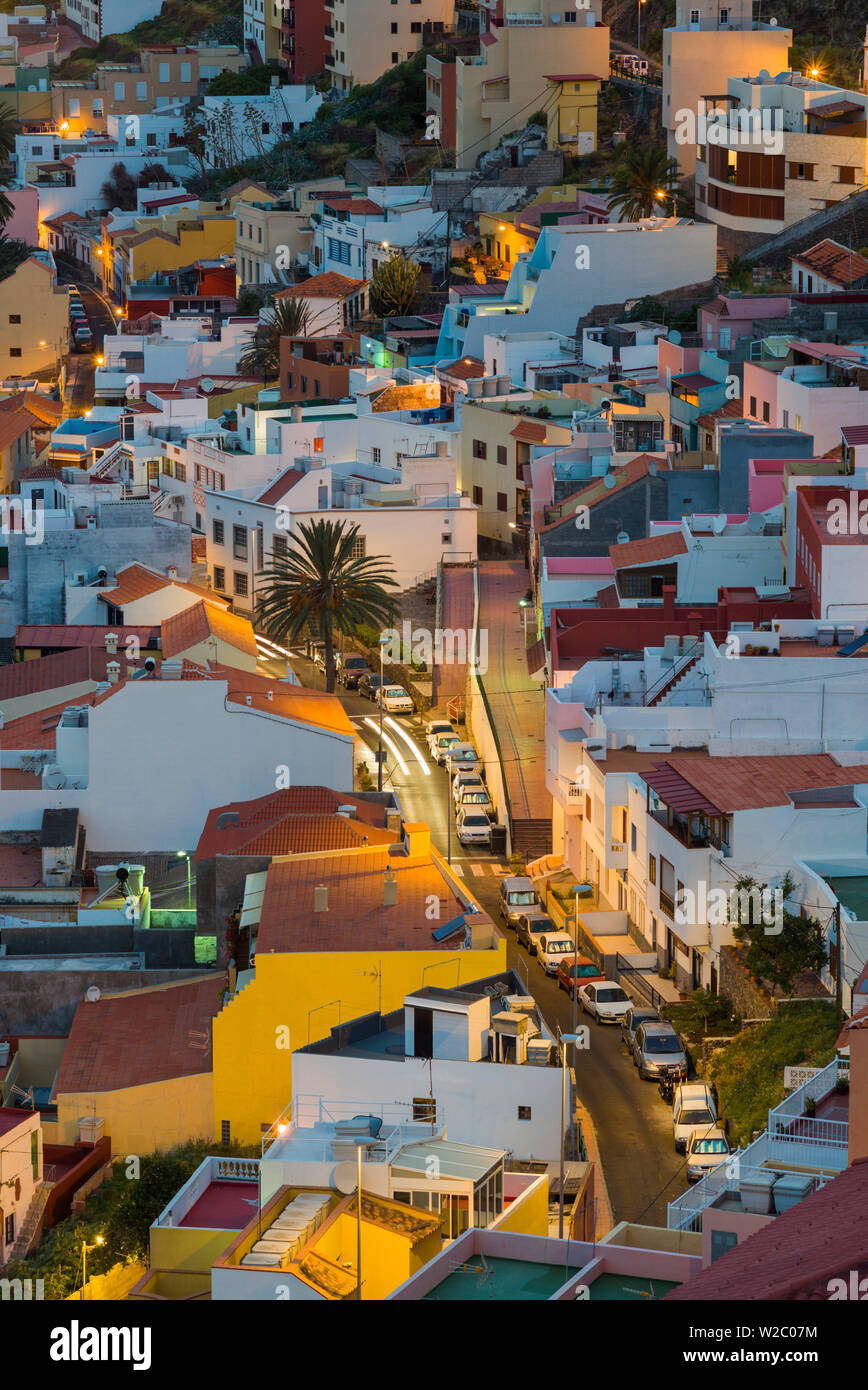 Spagna Isole Canarie La Gomera, San Sebastian de la Gomera, elevati vista città, crepuscolo Foto Stock