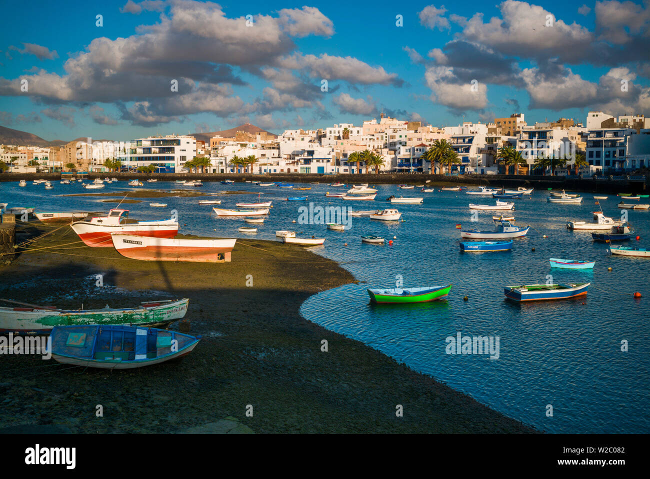 Spagna Isole Canarie Lanzarote, Arecife, Charco de San Gines, barche da pesca, tramonto Foto Stock