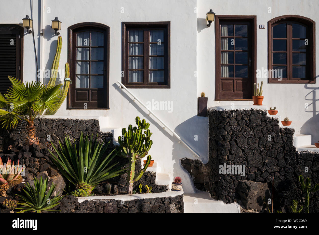 Spagna Isole Canarie Lanzarote, Puerto del Carmen, case al mare Foto Stock