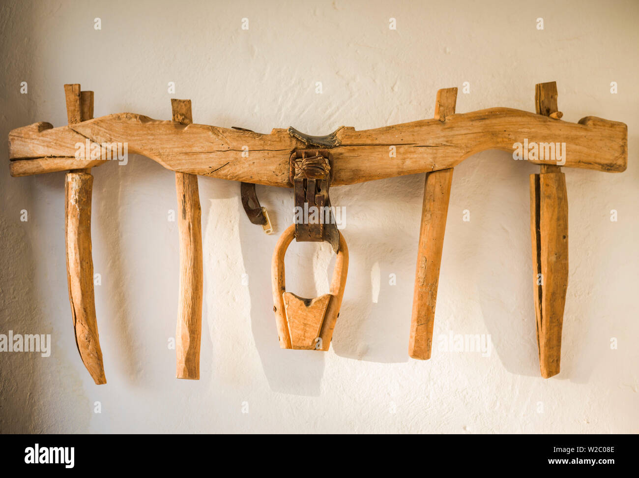 Spagna Isole Canarie Lanzarote La Geria regione vinicola, San Bartolome, vecchi buoi giogo Foto Stock