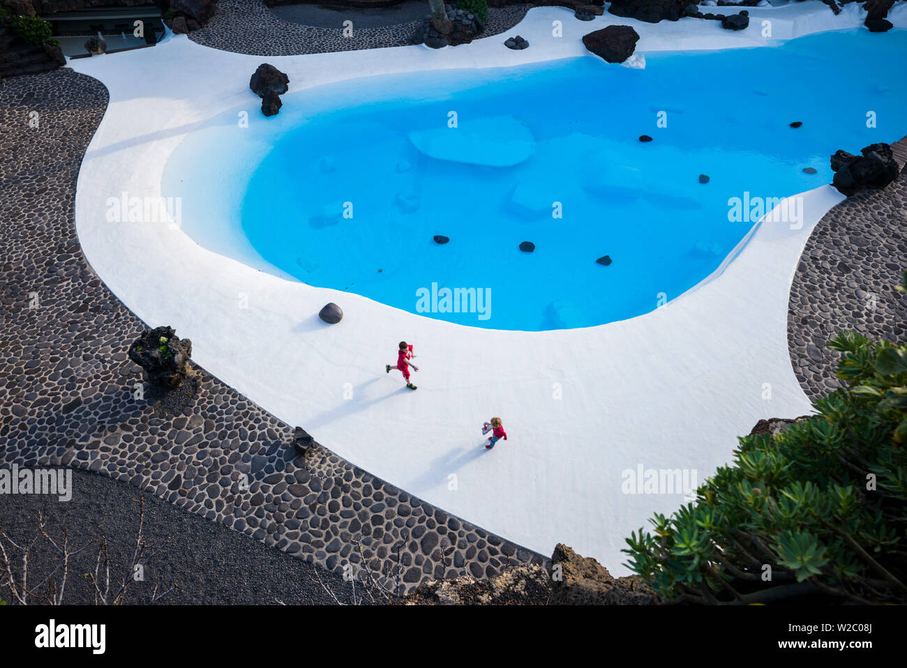 Spagna Isole Canarie Lanzarote, Jameos del Agua, complesso all'interno del vecchio tubo di lava, progettato da Cesar Manrique, Piscina esterna Foto Stock