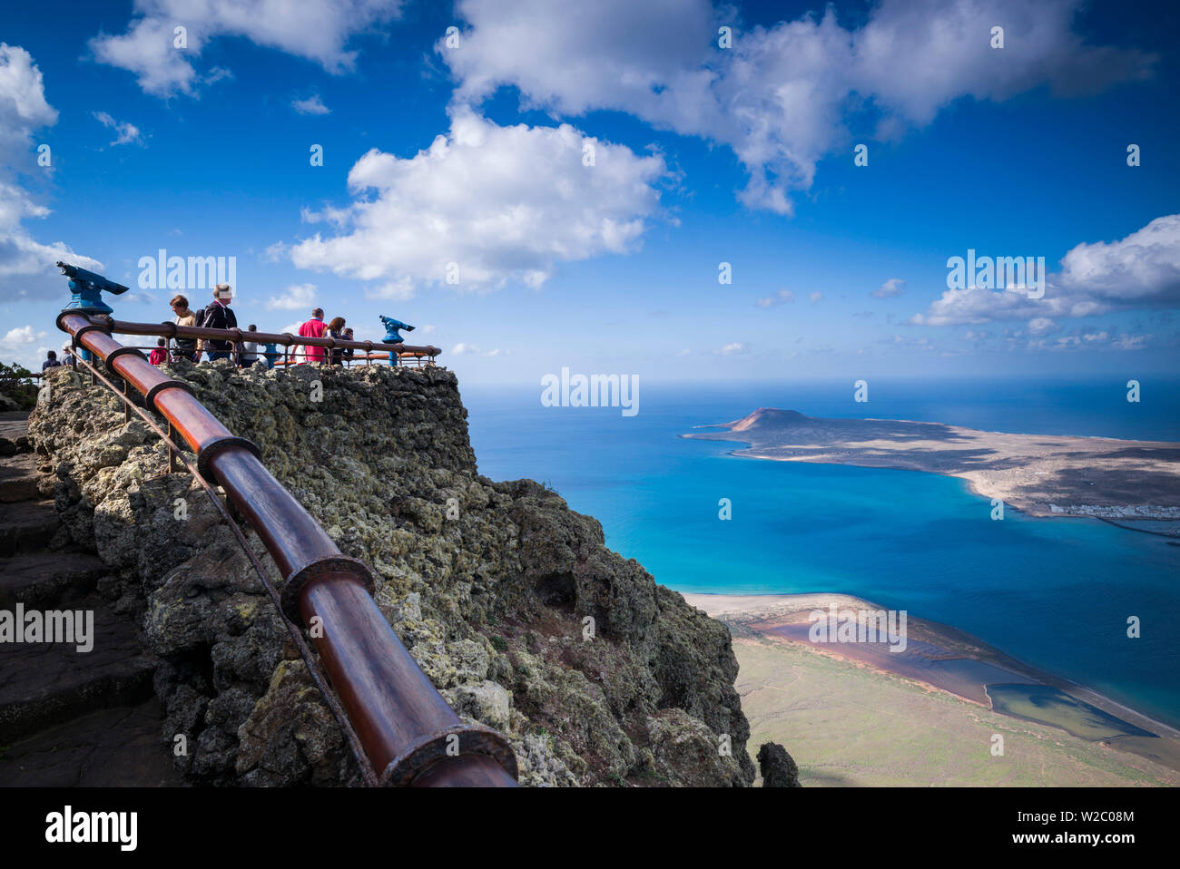 Spagna Isole Canarie Lanzarote, Mirador del Rio, isola lookout, vista in elevazione su Isla Graciosa island Foto Stock