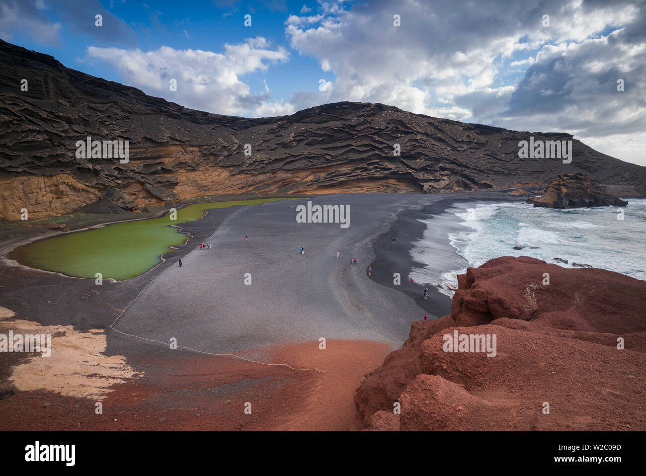Spagna Isole Canarie Lanzarote, El Golfo, vista del Charco de los Clicos piscina, sito del Raquel Welch film, un milione di anni A.C. Foto Stock
