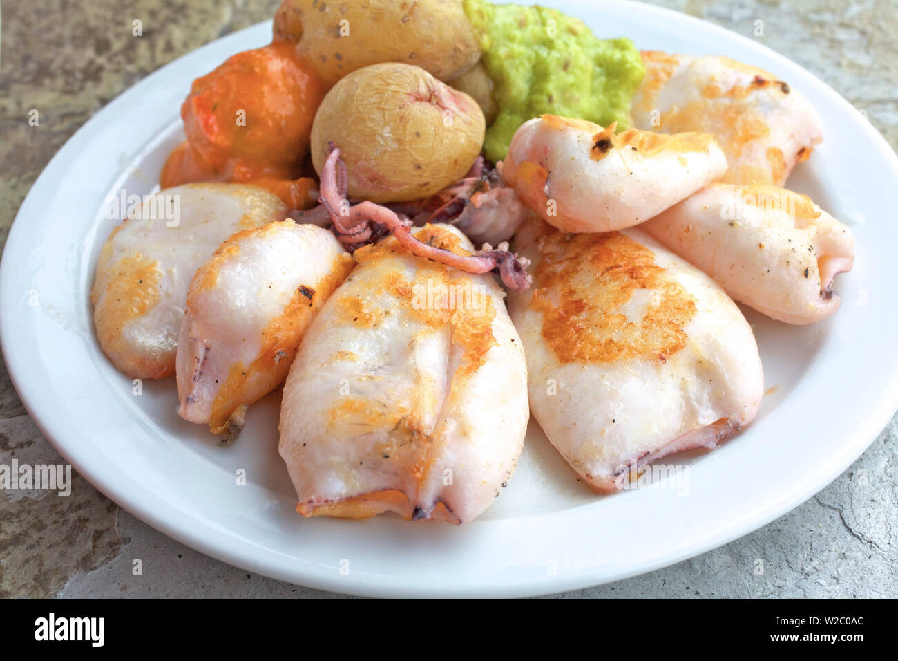 Calamaro e bollite patate salate Tapas con salsa di Mojo, Las Palmas de Gran Canaria Gran Canaria Isole Canarie Spagna, Oceano Atlantico, Europa Foto Stock