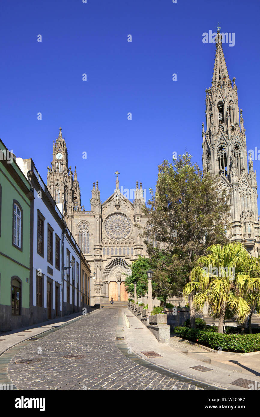 Neo gotico stile modernista chiesa di San Juan Bautista, Arucas, Gran Canaria Isole Canarie Spagna, Oceano Atlantico, Europa Foto Stock