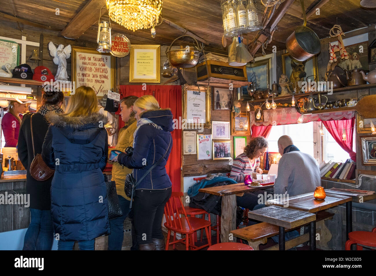 Interno del Cafe regata in una piccola capanna in legno, Helsinki, Finlandia Foto Stock