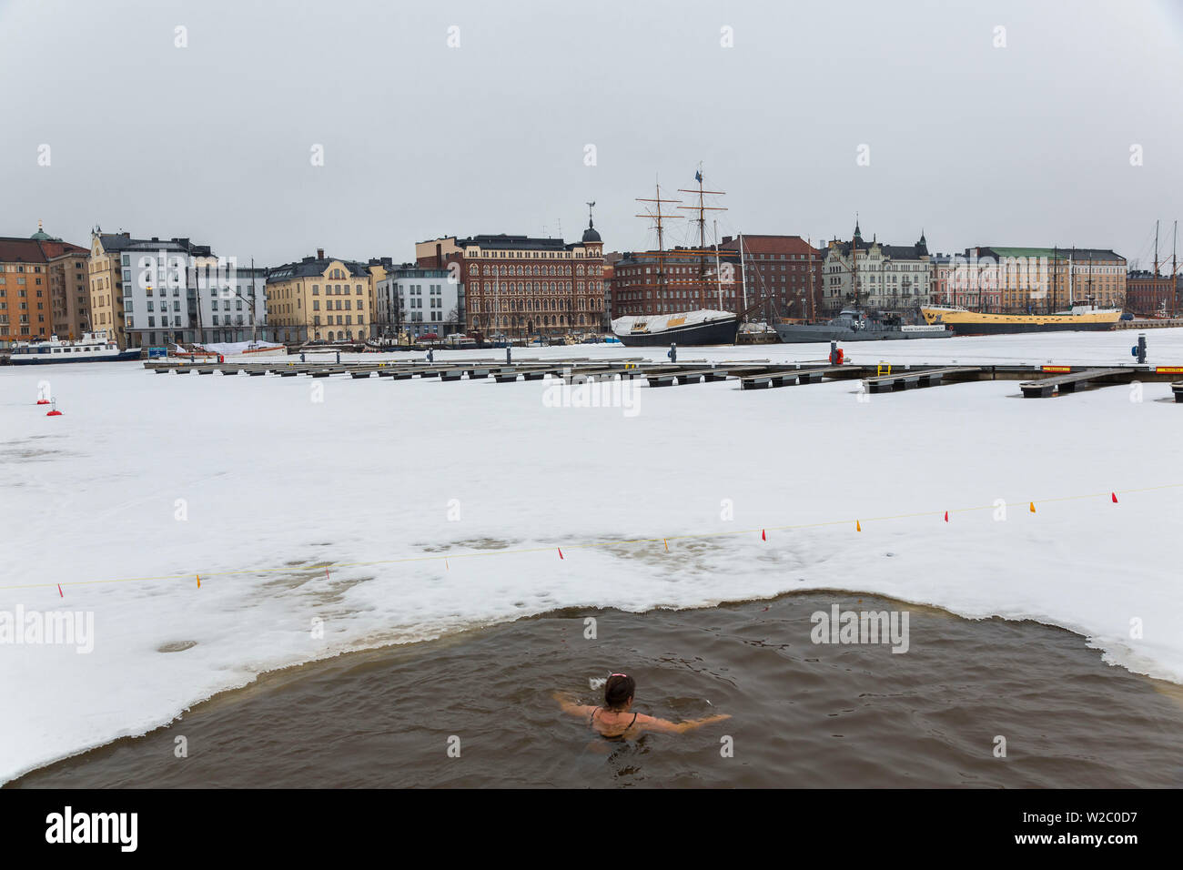 Piscina di ghiaccio, porto di Helsinki Helsinki, Finlandia Foto Stock