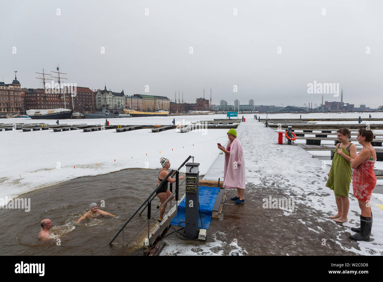 Piscina di ghiaccio, porto di Helsinki Helsinki, Finlandia Foto Stock