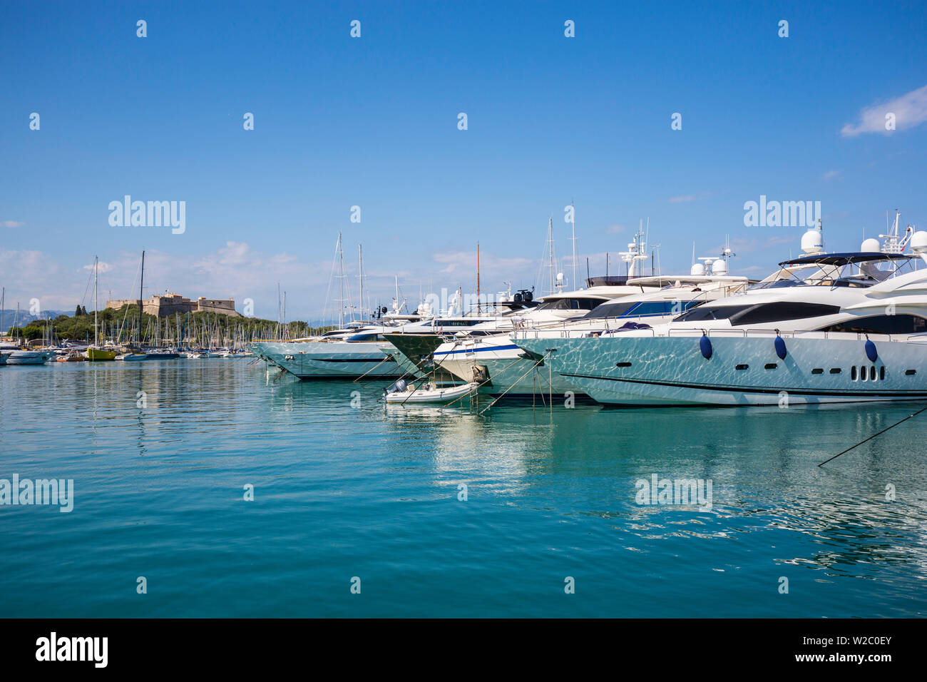 Stade de Fort Carre e dal porto di Antibes, Alpes-Maritimes, Provence-Alpes-Côte d'Azur, Costa Azzurra, Francia Foto Stock