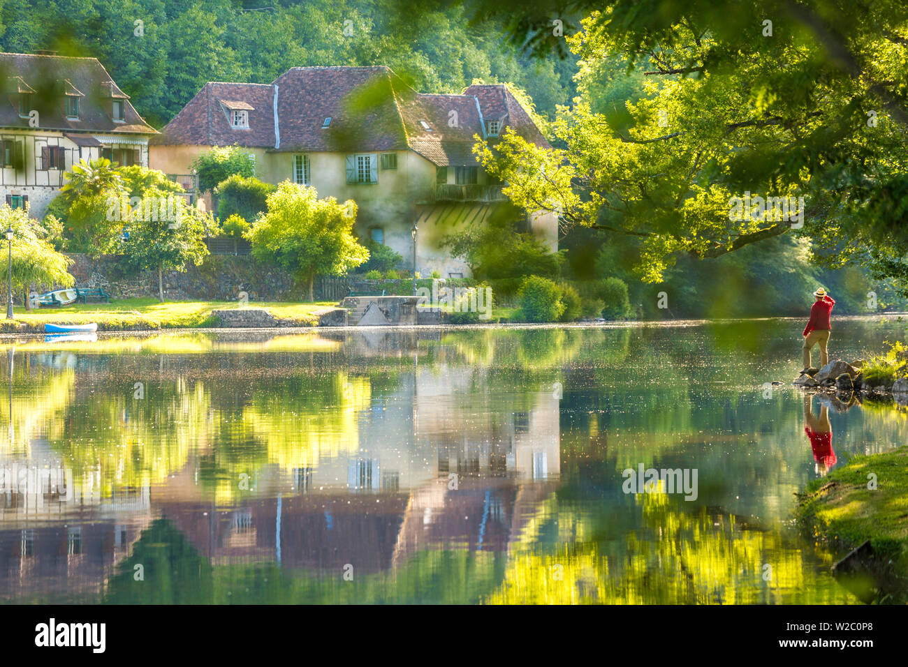 L'uomo ammirando fiume Dordogne a Beaulieu sur Dordogne, Correze, Limousin, Francia Foto Stock