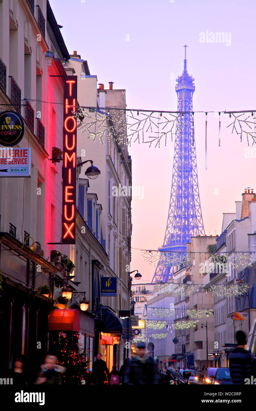La Torre Eiffel e decorazioni di Natale, Parigi, Francia, Europa occidentale. Foto Stock