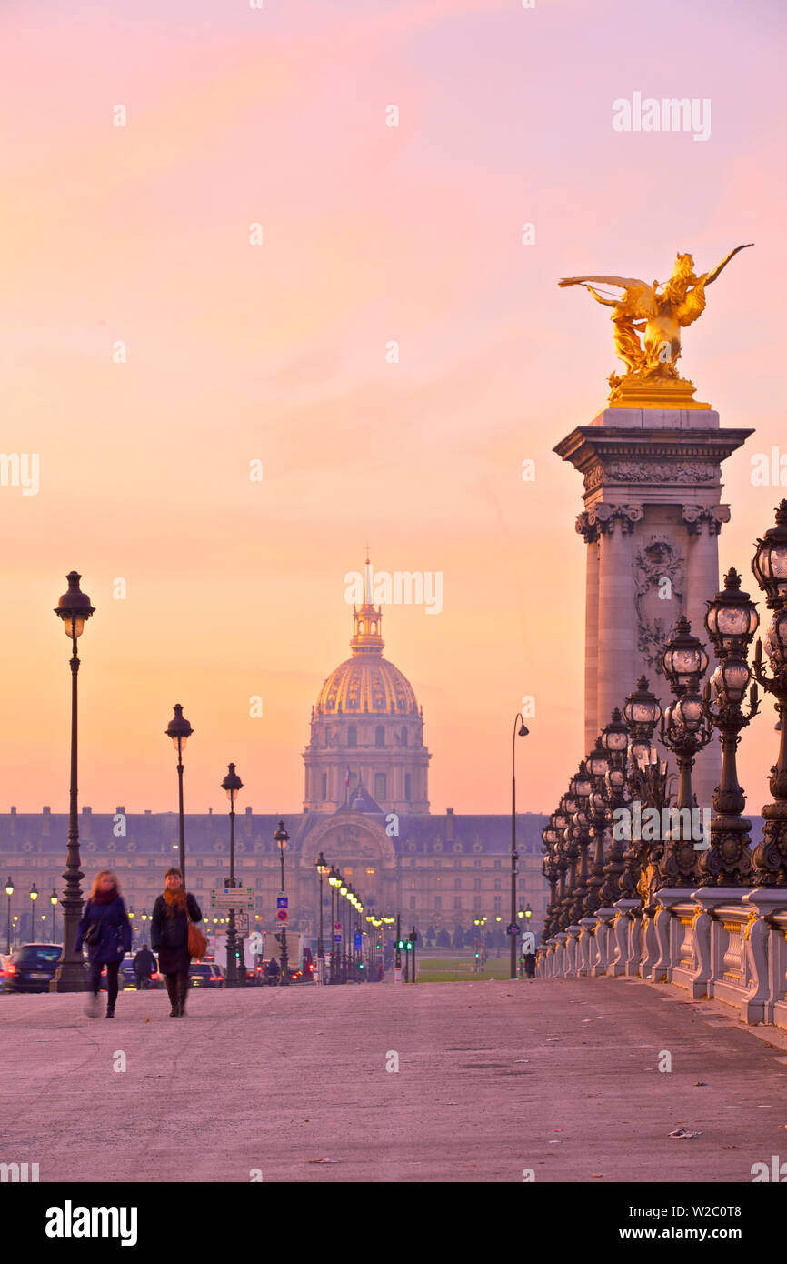 Guardando attraverso il Pont Alexandre III alla Chiesa del Duomo, Parigi, Francia, Europa occidentale. Foto Stock