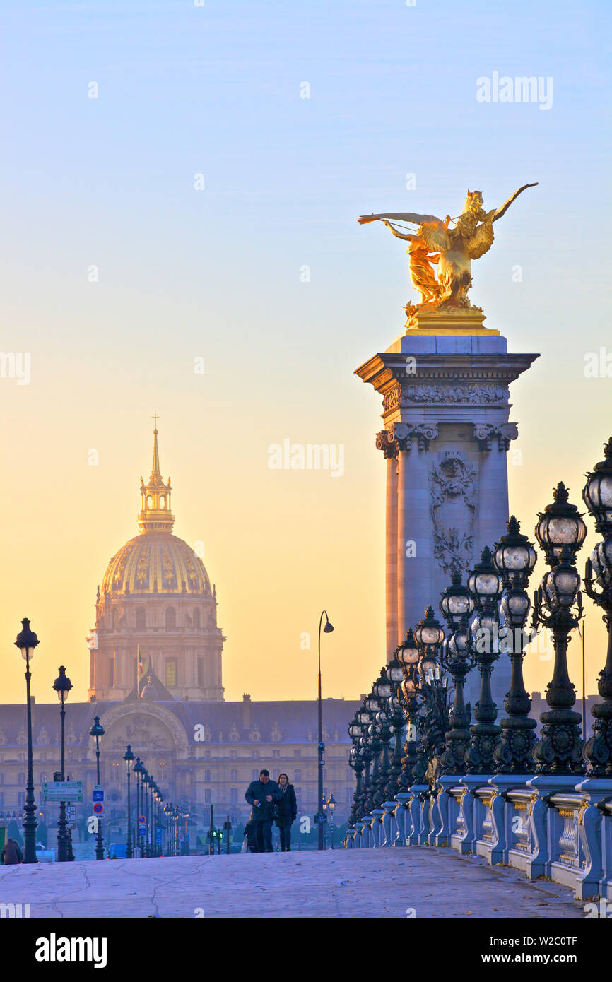 Guardando attraverso il Pont Alexandre III alla Chiesa del Duomo, Parigi, Francia, Europa occidentale. Foto Stock