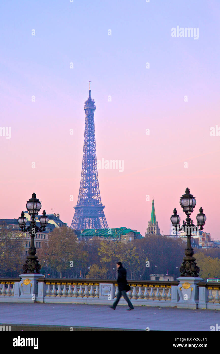 Guardando attraverso il Pont Alexandre III alla Torre Eiffel, Parigi, Francia, Europa occidentale. Foto Stock