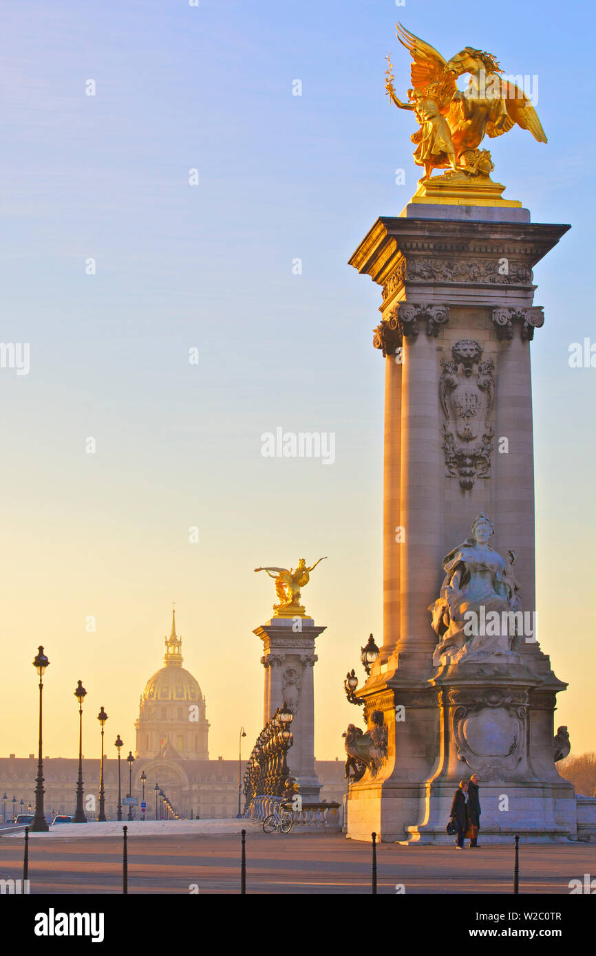 Guardando attraverso il Pont Alexandre III alla Chiesa del Duomo, Parigi, Francia, Europa occidentale. Foto Stock