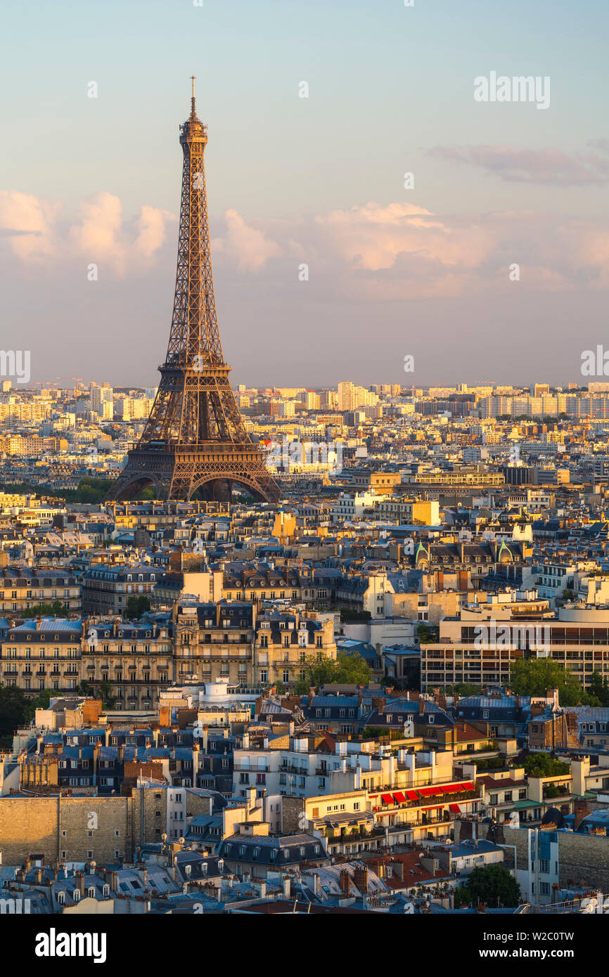 Vista in elevazione al di sopra della città con la Torre Eiffel a distanza, Parigi, Francia, Europa Foto Stock