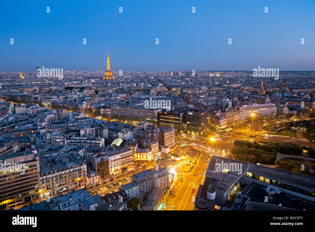 Vista in elevazione della città con la Torre Eiffel a distanza, Parigi, Francia, Europa Foto Stock