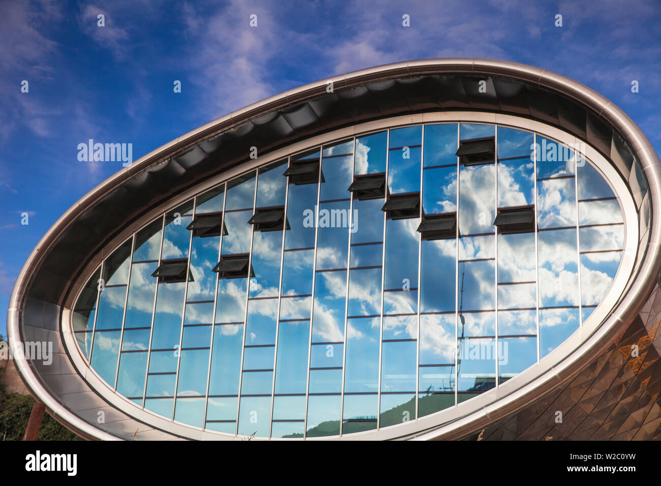 La Georgia, Tbilisi, vista del Mtkvari Kura (fiume), Rike Park il teatro e la sala espositiva Foto Stock