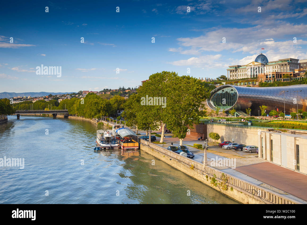 La Georgia, Tbilisi, vista del Mtkvari Kura (fiume), Rike Park il teatro e la Sala delle Esposizioni e Palazzo Presidenziale Foto Stock
