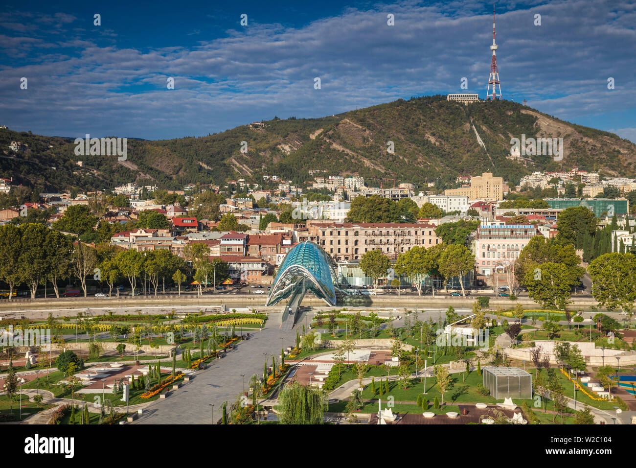 La Georgia, Tbilisi, la vista del ponte di pace e Rike Park Foto Stock