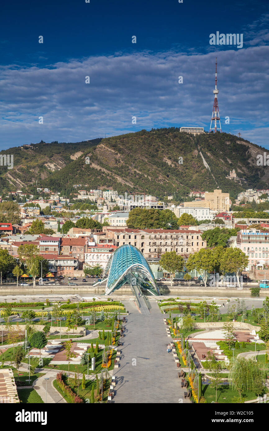 La Georgia, Tbilisi, la vista del ponte di pace e Rike Park Foto Stock