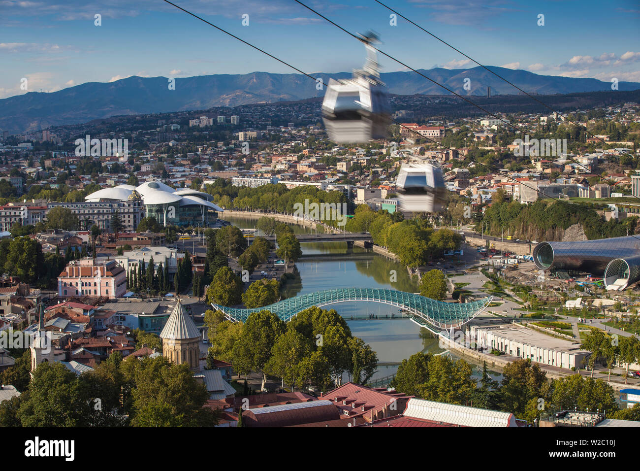 La Georgia, Tbilisi, vista della funivia, ponte di pace e il servizio pubblico edificio sulla destra - Parco Rike Teatro e Sala espositiva Foto Stock