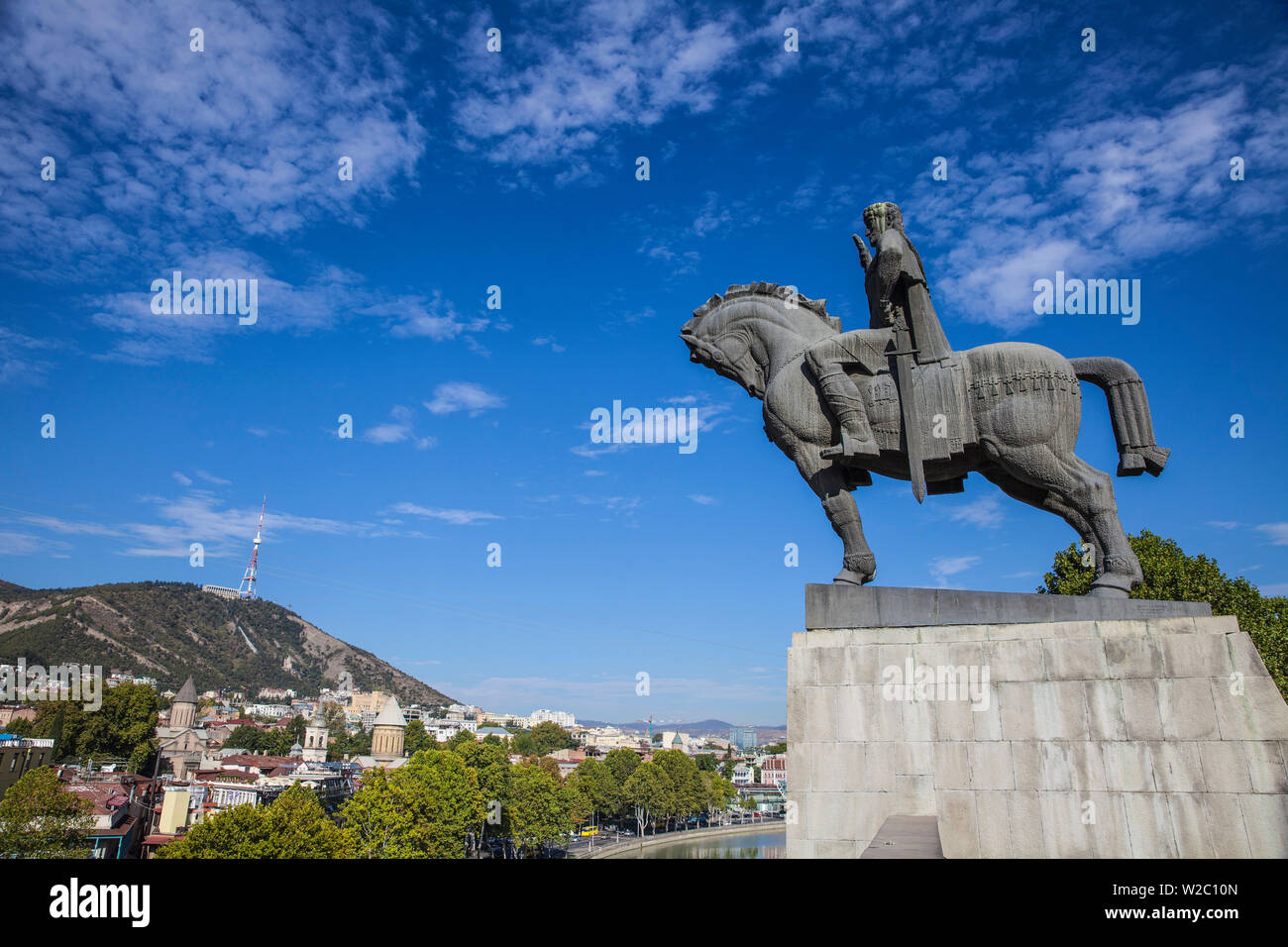 La Georgia, Tbilisi, Avlabari, statua equestre del re Vakhtang Gorgasali accanto alla Chiesa di Metekhi Foto Stock