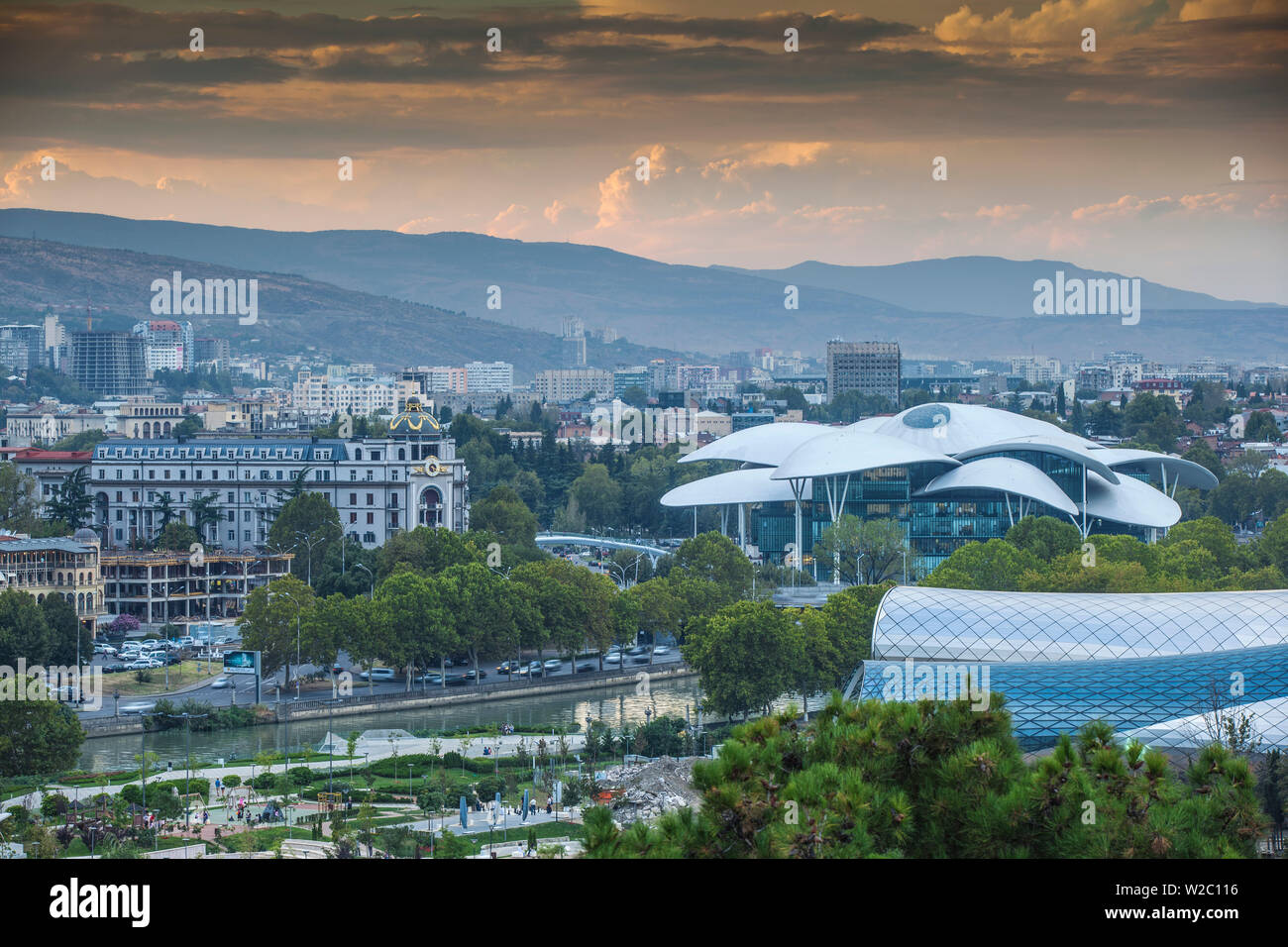 La Georgia, Tbilisi, vista di pubblico servizio Hall di alloggiamento di un assortimento di organizzazioni di governo, con il nuovo Teatro in primo piano Foto Stock