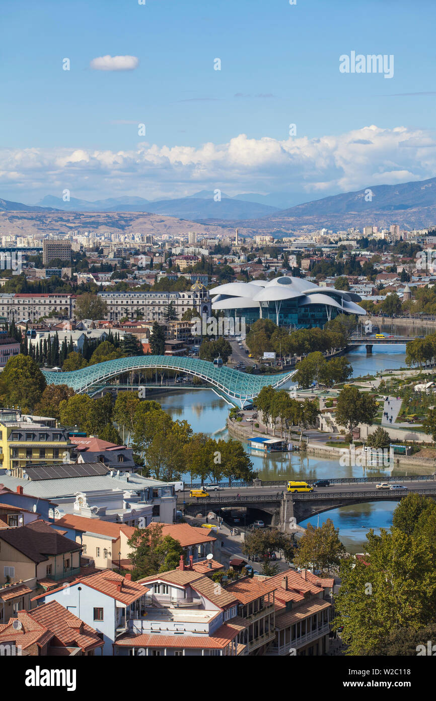 La Georgia, Tbilisi, vista di Tbilisi guardando verso il ponte di Metekhi, ponte di pace e il servizio pubblico edificio, e sulla destra Rike park Foto Stock