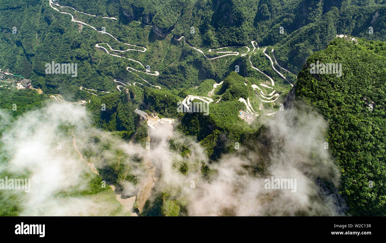 (190708) -- PECHINO, 8 luglio 2019 (Xinhua) -- foto aerea adottate il 31 Maggio 2019 mostra una vista della montagna Tianmen Scenic Area in Zhangjiajie, centrale provincia cinese di Hunan. Situato nella parte centrale della Cina, nella provincia del Hunan, è ben noto per la sua topografia variata. Esso appoggia il lago Dongting a nord e ad est e a sud e a ovest della provincia sono circondati da montagne, con Wuling e Xuefeng montagne ad ovest, Nanling montagna al sud, Luoxiao Mufu e montagne a est. Il Xiangjiang, Zijiang, Yuanjiang e Lishui fiumi convergono sul Fiume Yangtze al Dongting La Foto Stock