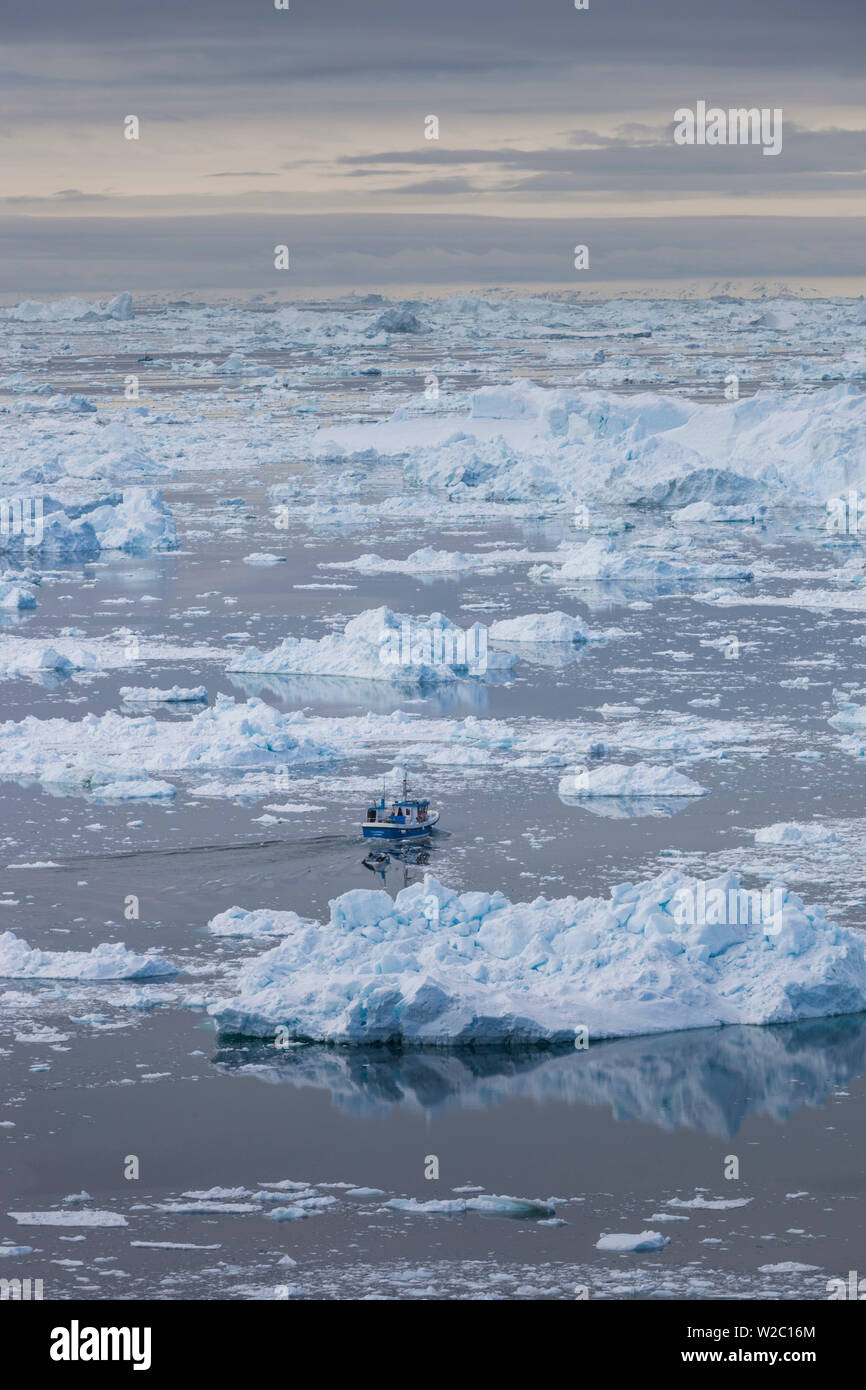 La Groenlandia, Disko Bay, Ilulissat, vista in elevazione del ghiaccio galleggiante e la pesca in barca Foto Stock