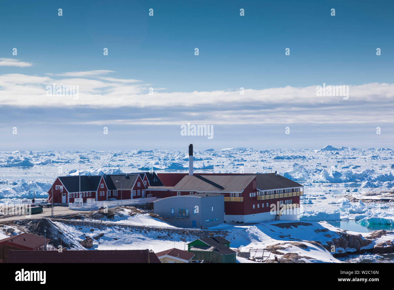 La Groenlandia, Disko Bay, Ilulissat, vista in elevazione con ospedale della città Foto Stock