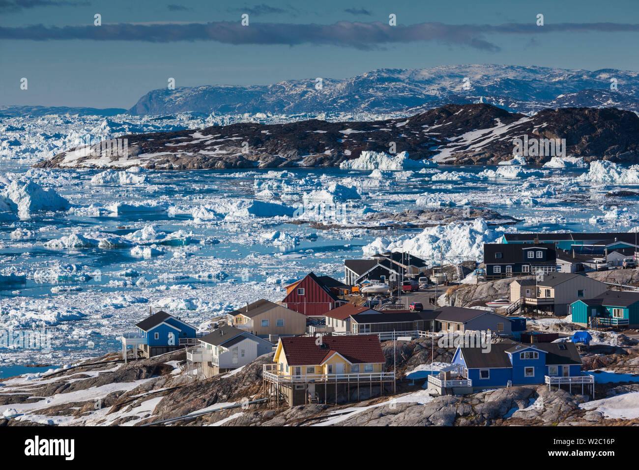 La Groenlandia, Disko Bay, Ilulissat, elevati vista città con ghiaccio galleggiante Foto Stock