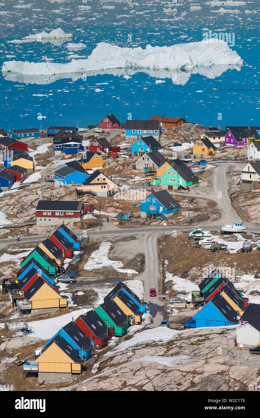 La Groenlandia, Disko Bay, Ilulissat, elevati vista città con ghiaccio galleggiante Foto Stock
