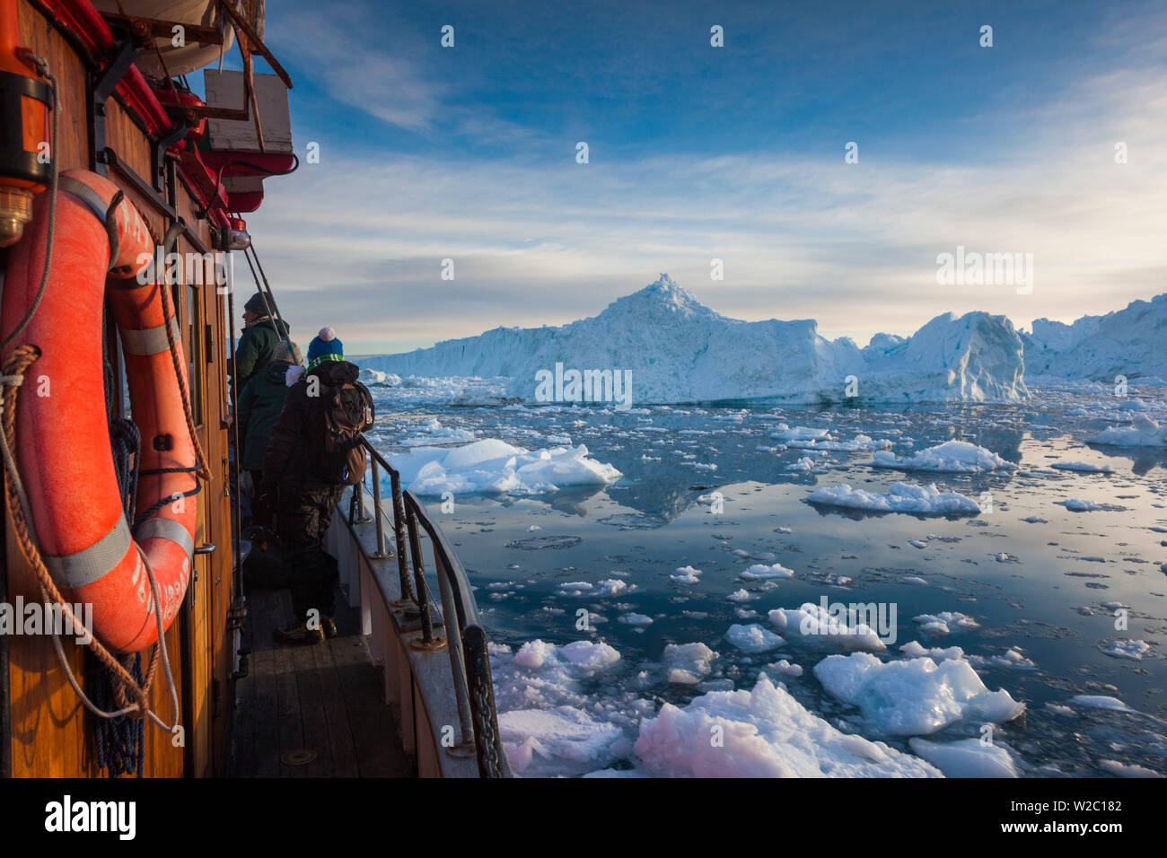 La Groenlandia, Disko Bay, Ilulissat, a bordo di barche da pesca nel ghiaccio flaoting, tramonto Foto Stock